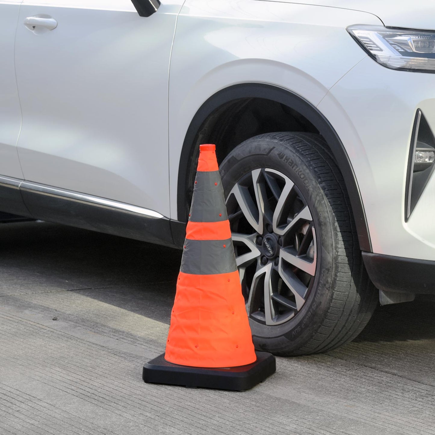 4-Pack 70 cm Collapsible Traffic Cones with Black Base